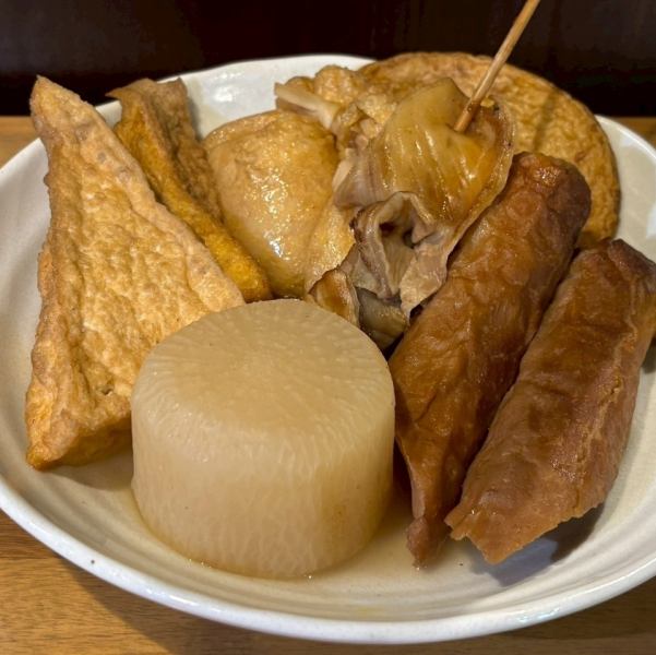 【出汁が染みた季節の味覚を、盛り合わせでじっくり堪能】おでん各種220円(税込)~