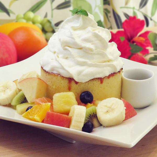 【フルーツ盛り沢山◆】季節のフレッシュフルーツパンケーキ　1,700円 (税込)