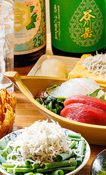 豊洲直送の新鮮なお魚を提供。日替わりの刺身と厳選の日本酒を。