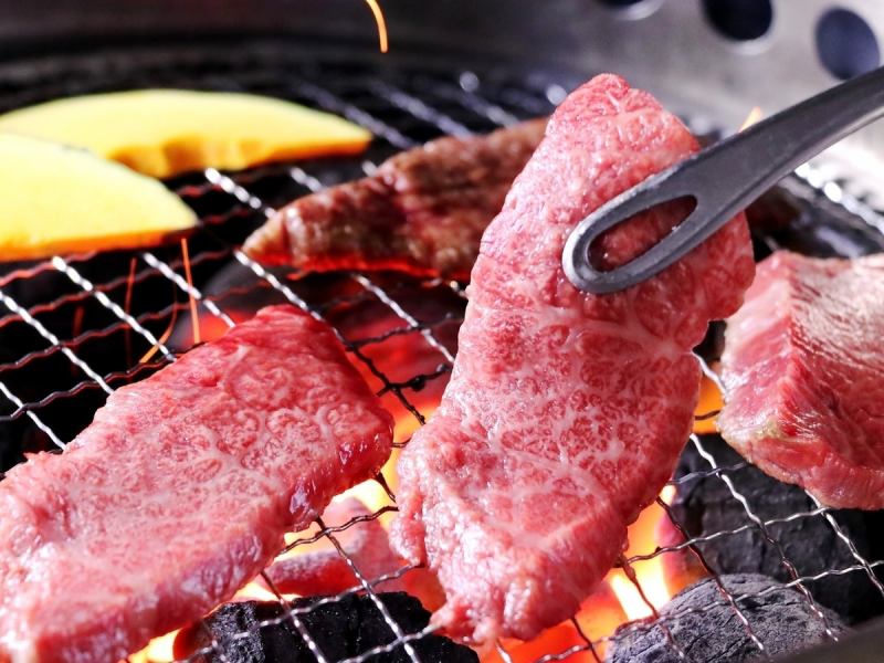 분고 쇠고기 중에서도 최고급 오이타 와규를 사용! 추천의 「구라야 갈비」는 1750엔으로 제공.꼭 즐겨주세요!