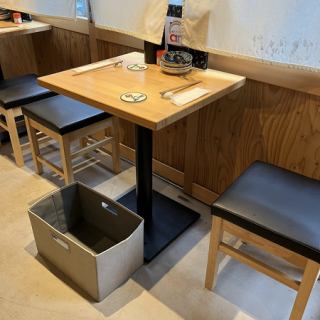 A comfortable, casual table for two.Feel free to stop by for a drink with your colleagues after work, or for a meal with your friends or partner.There is a luggage compartment at your feet, so please do not hesitate to visit us even if you have a lot of luggage.