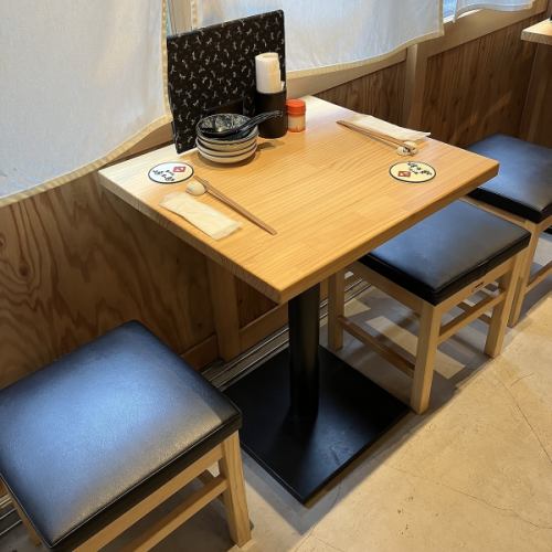 A Japanese-modern interior with a wood-grain interior and curtains that look like noren curtains.You can enjoy your meal and alcohol slowly in a calm atmosphere of adults.Have a wonderful time tonight with delicious appetizers and sake.