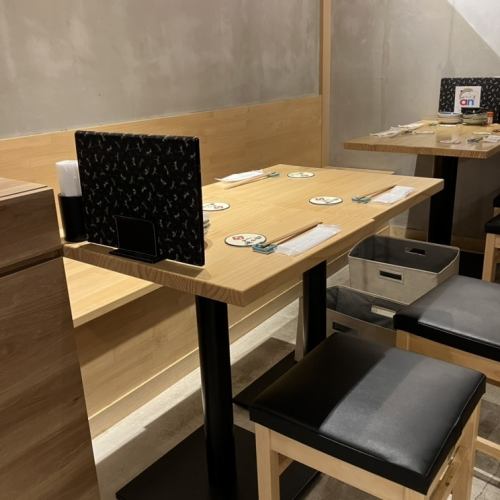 A Japanese-modern interior with a wood-grain interior and curtains that look like noren curtains.You can enjoy your meal and alcohol slowly in a calm atmosphere of adults.Have a wonderful time tonight with delicious appetizers and sake.
