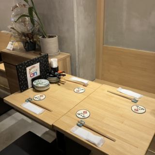 木紋內飾和類似暖簾的窗簾，是日式現代風格的室內裝飾。您可以在大人平靜的氛圍中慢慢享用美食和美酒。今晚享用美味的開胃菜和清酒，度過美好時光。