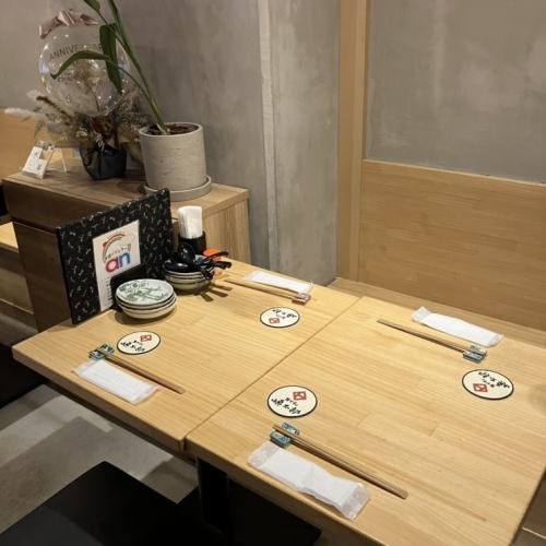 木紋內飾和類似暖簾的窗簾，是日式現代風格的室內裝飾。您可以在大人平靜的氛圍中慢慢享用美食和美酒。今晚享用美味的開胃菜和清酒，度過美好時光。