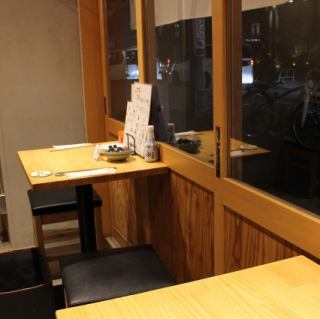 木目調のインテリアとのれんのようなカーテンが小粋な、和モダンの店内。大人の落ち着いた雰囲気の中でごゆっくりお食事とお酒をお愉しみいただけます。美味しい肴とお酒で、今宵はすてきなひとときを。