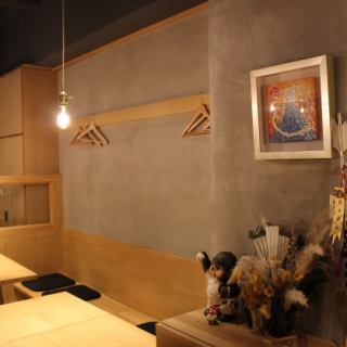 木目調のインテリアとのれんのようなカーテンが小粋な、和モダンの店内。大人の落ち着いた雰囲気の中でごゆっくりお食事とお酒をお愉しみいただけます。美味しい肴とお酒で、今宵はすてきなひとときを。