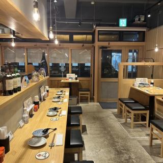 木目調のインテリアとのれんのようなカーテンが小粋な、和モダンの店内。大人の落ち着いた雰囲気の中でごゆっくりお食事とお酒をお愉しみいただけます。美味しい肴とお酒で、今宵はすてきなひとときを。