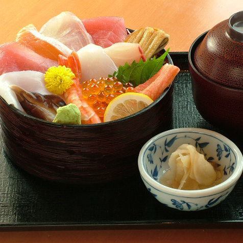 The lunch that you can choose from is very popular, and there's also a limited quantity of bargain seafood rice bowls♪