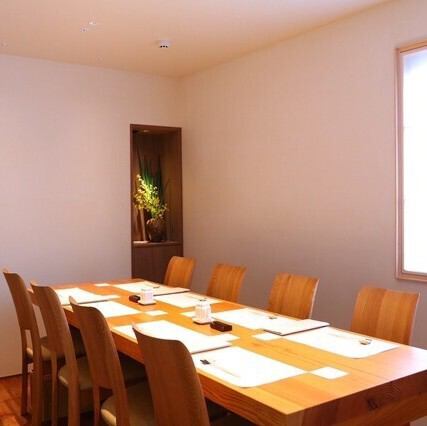 8名様までご利用いただける個室も完備。プライベートな空間で周りを気にせずお食事を楽しめる個室は、大切な方へのおもてなしや接待・会食、ご家族揃ってのお食事など様々な場面で大活躍。当店が自信を持ってご提供する旬の味覚、熟練の技を、心ゆくまでご堪能ください。