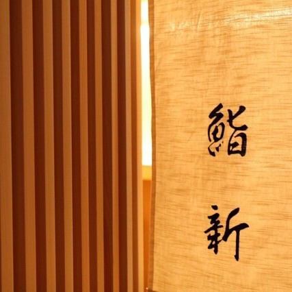 足を踏み入れると、まず感じるのは木の香りとやわらかな光。カウンターには、樹齢500年を超える吉野檜が静かに佇み、控えめな美しさを放ちます。無駄をそぎ落とした設えが、ひとときの食事を特別な時間へと変えてくれる空間です。記念日・誕生日や接待など、多彩なシーンでご利用ください。