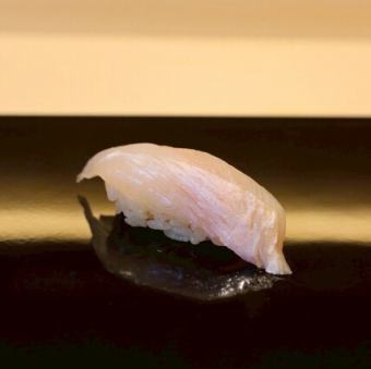 ネタは季節ごとに最高の食材を仕入れております。コースではおまかせでご提供。