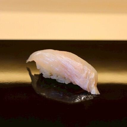 ネタは季節ごとに最高の食材を仕入れております。コースではおまかせでご提供。