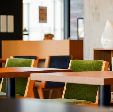 店内はオシャレで落ち着いた雰囲気。広々とした席配置やソファー席、オープンテラスなど、シーンに合わせて選べます。バリアフリー対応と無料Wi-Fi完備で快適。ペット同伴も可能で、愛犬と一緒に過ごせるのも嬉しいポイントです。ゆったりとした時間を過ごせます。使い勝手の良さも魅力です。
