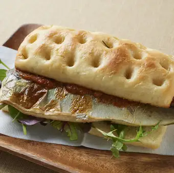 焼きサバとレモンバジルソースのフォカッチャサンド