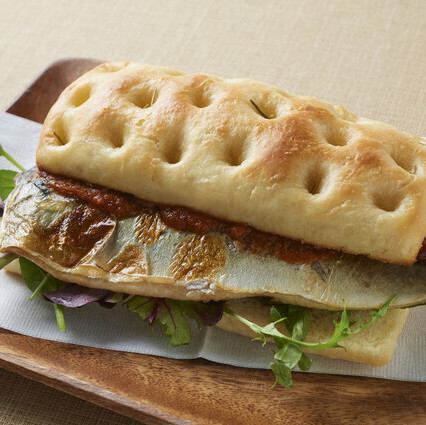 焼きサバとレモンバジルソースのフォカッチャサンド