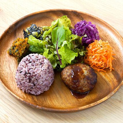 野菜をしっかり楽しめるハンバーグワンプレート 彩り豊かな野菜たっぷりの一皿