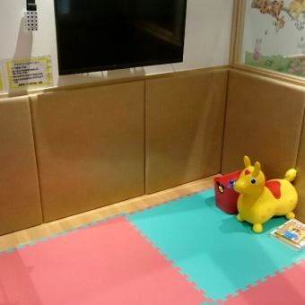 お子様、ご家族様も大喜び！大人気自慢のキッズルームです♪ガラス張りのお部屋でDVDや,おもちゃ完備◎スタッフも近くにおりますので、保護者様もゆっくりお食事をお楽しみ頂けます(^O^)授乳室、おむつ台も御座いますのでぜひご利用ください★ミ