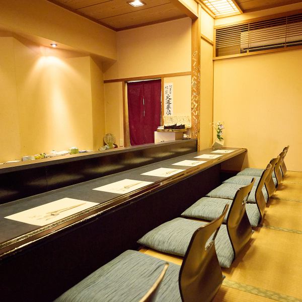 木の温もりと和を感じられる店内は落ち着いた雰囲気。どこか懐かしくホッとできる空間だから、肩ひじ張らずにゆったりと料理やお酒をお楽しみいただけます。調理の様子も間近でみることができるカウンター席は、掘りごたつになっており、料理の待ち時間も楽しめる特等席です。