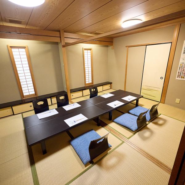2階は和室のためお座敷席となっており、足元も寛ぎながらお過ごしいただけます。フローリングとは違った風合いや温かさがある畳の空間で、じっくりと料理をご堪能いただけます。4名様~10名様までご利用できるので、ご夫婦や友人とのお食事などにもピッタリ。1組限定で4名様からと少人数での貸切も可能となっています。