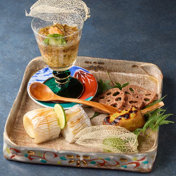 【旬の食材を楽しむ】中央市場でその日仕入れた、旬の食材を使った料理をご提供しています。