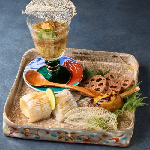 【旬の食材を楽しむ】中央市場でその日仕入れた、旬の食材を使った料理をご提供しています。