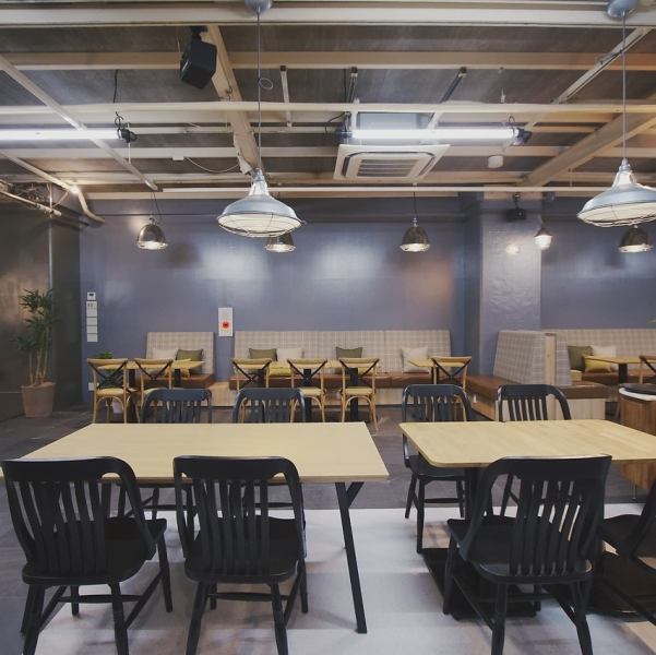 当店では、快適にお食事を楽しんでいただけますよう、清潔感あふれる明るい空間をご用意しています。お席のタイプはテーブル席の他、ソファーのお席もございますので、お一人様からグループまでシーンに合わせてご利用くださいませ。リラックスできる雰囲気の中で、心温まるひとときをお過ごしください。