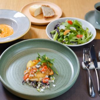 【ランチセット】　選べるメイン＋季節のスープ＋ミニサラダ＋パンorライス＋ドリンク付