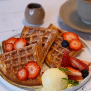 ワッフルケーキ　バニラアイス添え