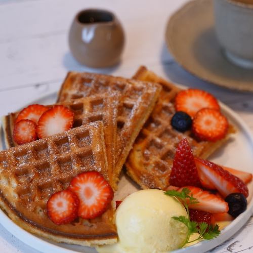 ワッフルケーキ　バニラアイス添え