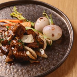 とろとろに煮込んだ牛バラ肉　有機野菜添え
