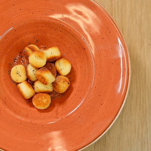 コールドプレスオイルの揚げニョッキ　コンソメ風味