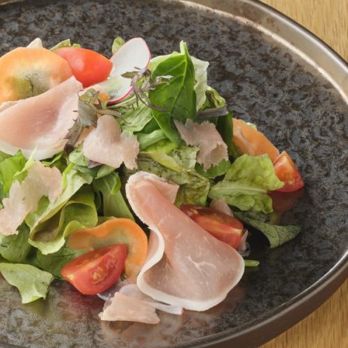 生ハムと有機野菜の具沢山サラダ