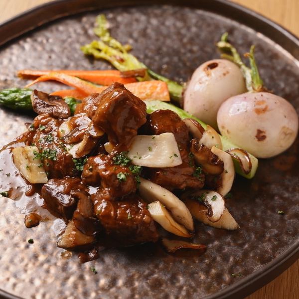 とろとろに煮込んだ牛バラ肉　有機野菜添え