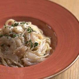 有機玉ねぎとアンチョビ、烏賊のアーリオ・オーリオ スパゲッティ
