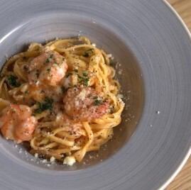 アメリケーヌ (海老出汁) と小海老のトマトクリームソースパスタ
