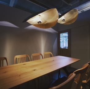 【１室限定・上質な空間を】最大8名様まで利用できるプライベートルームは、女子会やバースデーなどのお祝いごとに人気の特等席。色とりどりの美味しい料理とお酒を囲み、会話が弾む心地よい空間。ほどよく華やかでリラックスできる、大人のための隠れ家。1室限定なのでご予約はお早めがおすすめです！