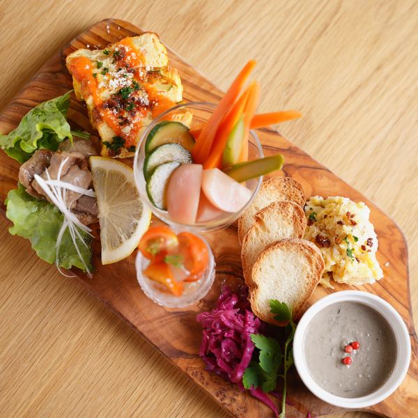NATURAL TABLE名物　前菜の盛り合わせ