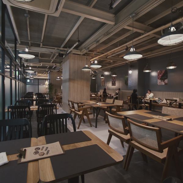 【美味しい料理で会話が弾む、駅近の隠れ家バル】肩ひじ張らずに料理とお酒を楽しめる、大人のためのイタリアンバル。ワインに合う前菜やシェアできる一品料理が揃い、女子会や仕事帰りの集まりにもぴったりです。落ち着いた雰囲気の中で、気の合う仲間と会話がはずむ特別な時間をお過ごしください。