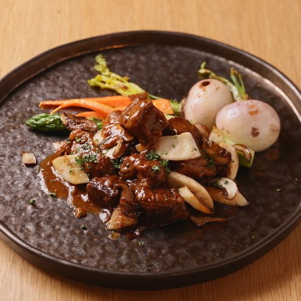 とろとろに煮込んだ牛バラ肉　有機野菜添え