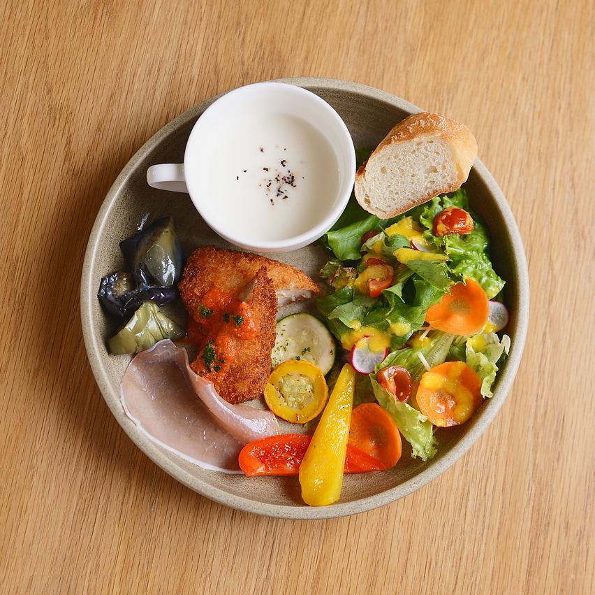 有機野菜を使用した前菜盛り合わせが人気です。