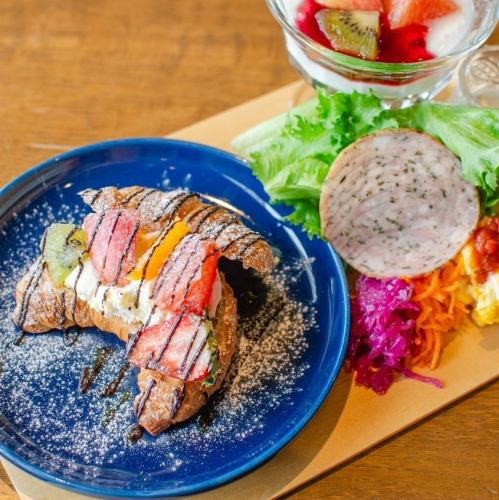 【優雅なモーニングを】クロワッサンのフルーツサンド/ドリンク代＋880円(税込)