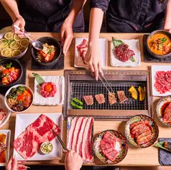 還有烤肉、配菜和甜點。從 138 多種菜餚中選擇您最喜歡的,與朋友和家人一起享用無限量烤肉大餐。