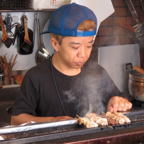 用木炭慢慢烤，充分展現食材的口感和味道的串串，每串150日圓起。