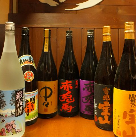 A shelf where authentic shochu bottles line up with slurries.Please feel free to ask the staff such as recommendation ♪ ♪ that one favorite cup of shochu lover and company's boss will surely be found.