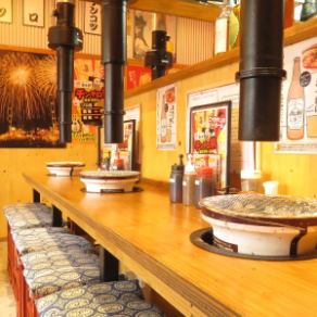 明るい店内にはコの字型に配列された2名様用のカウンターが７席。親しい友人との食事やデート利用にピッタリです。