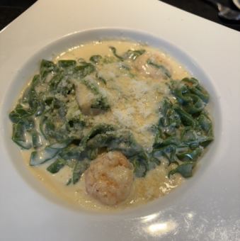 自家製手打ち麺　海老とウニのクリームソース　タリアッテッレ