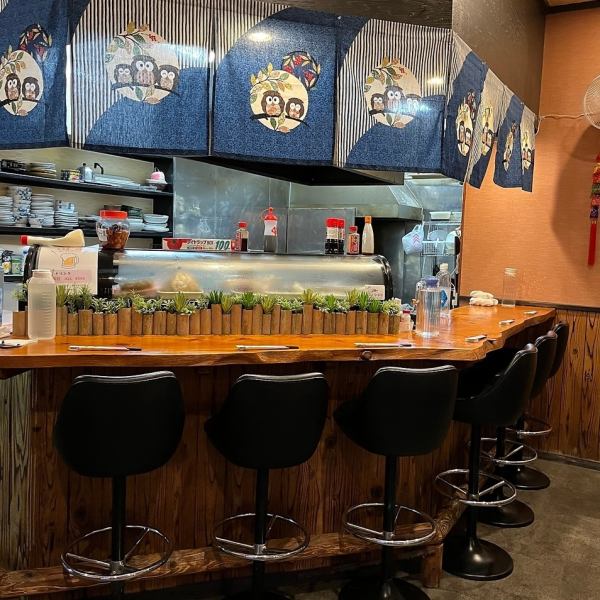 少人数でのお食事や飲み会におすすめなカウンター席。ふらっと飲みたいときやしっぽりと飲みたいときに特におすすめです◎気さくな店主がお待ちしております。