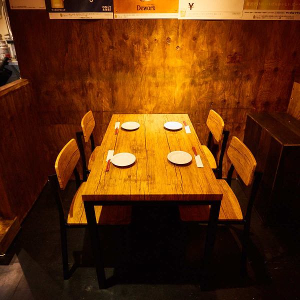 当店唯一のテーブル席です！お履き物を脱ぎたくないお客様はテーブル席がオススメです！！仕切り付きの席や掘りごたつ式の個室は、プライベート感があり、周囲を気にせず楽しめます。まるで隠れ家のような落ち着いた雰囲気が好評です。