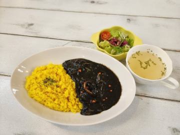函館らしいイカスミカレーはじめました！！